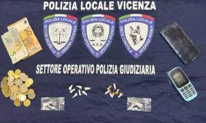 Fugge alla vista degli agenti, negli slip nascondeva cocaina ed eroina: denunciato