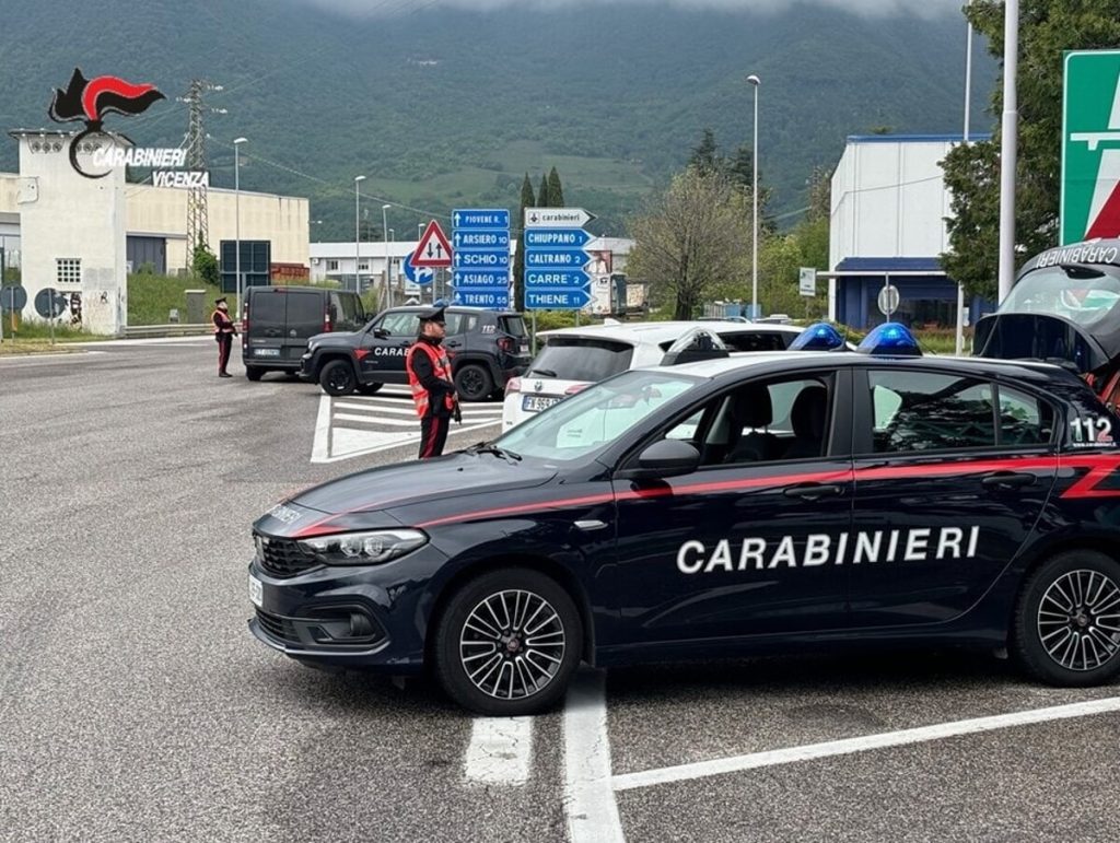 In giro con coltelli e bastone, due persone denunciate