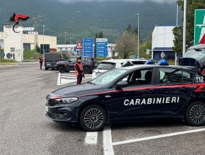 In giro con coltelli e bastone, due persone denunciate