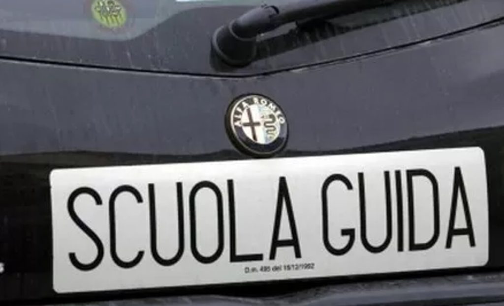Bocciato all'esame di guida, tira un pugno all'istruttore e si denuda: denunciato