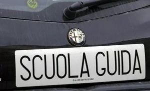 Bocciato all'esame di guida, tira un pugno all'istruttore e si denuda: denunciato