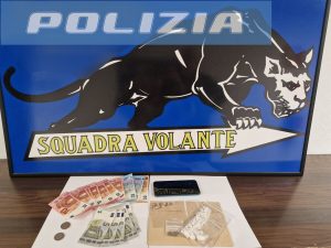 Alla vista dei poliziotti getta la droga e scappa, arrestato dopo un inseguimento