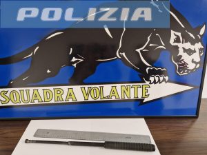 In giro con uno sfollagente, denunciato dalla polizia
