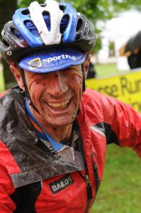 Malore fatale agli UEC Gravel European Championships: muore cicloamatore 69enne
