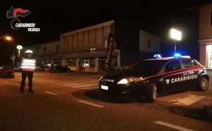 Ubriaco al volante, viene fermato dai carabinieri: prima tenta di corromperli e poi li aggredisce