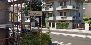 Entra in un cantiere edile per ripararsi dal freddo,  minaccia il proprietario ed i vicini