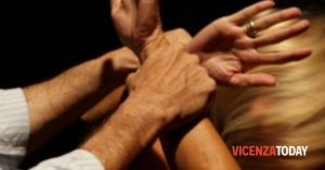 Tenta di uccidere la moglie, a fermarlo la figlia 15enne