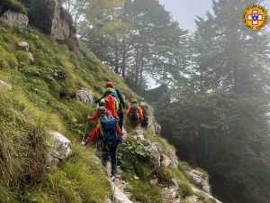 Malore lungo il sentiero, escursionista recuperato con l'elicottero