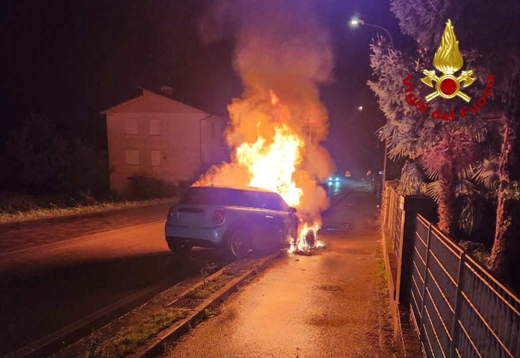 Auto perde il controllo e poi va a fuoco