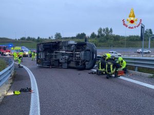 Furgone si scontra con un camion e si rovescia