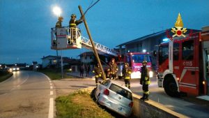 Operaio investito da un'auto uscita di strada