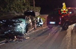 Schianto tra auto: tre i feriti