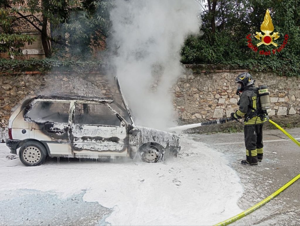 L'auto in corsa prende fuoco, illeso il conducente