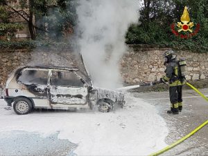 L'auto in corsa prende fuoco, illeso il conducente
