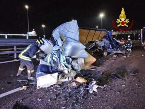 Schianto tra un furgone e un camion, un ferito