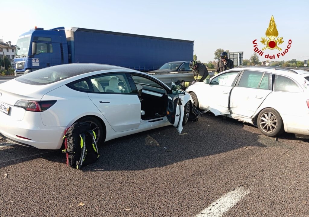 Schianto auto-furgone allo svincolo dell'A4: sette feriti