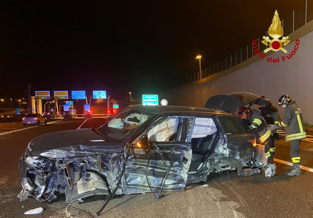 Si schianta contro la cuspide del guard rail, ferito il conducente