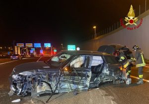 Si schianta contro la cuspide del guard rail, ferito il conducente