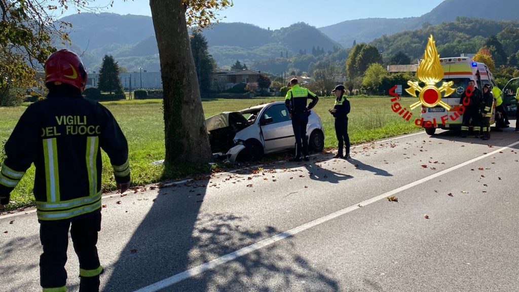 Si schianta con l'auto contro un platano, deceduto l'autista