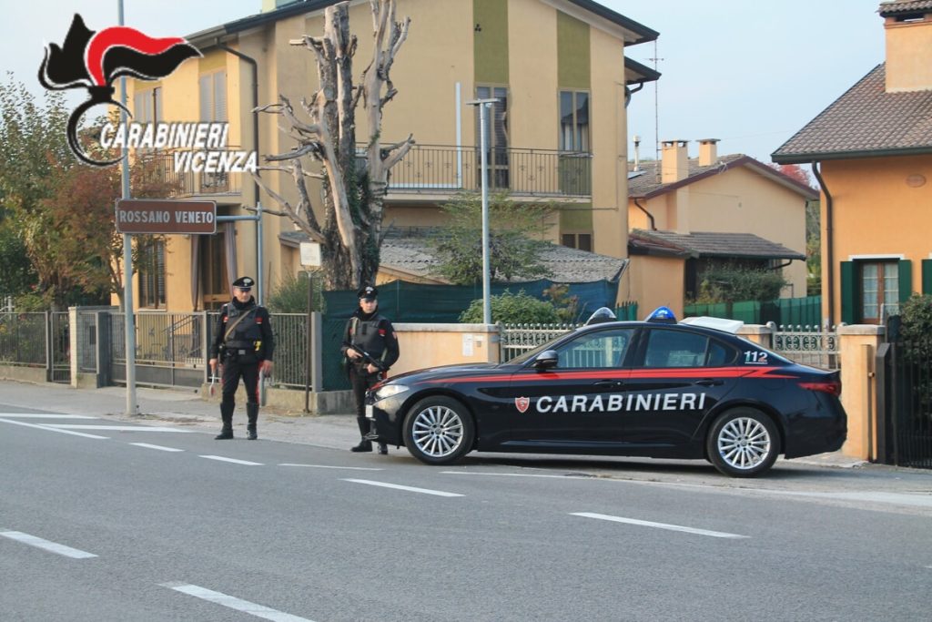 Auto sospetta fermata dai carabinieri, i 4 occupanti si danno alla fuga