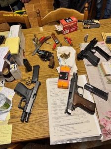"Paga o ti spezziamo le gambe", due imprenditori arrestati per estorsione nei confronti di un architetto