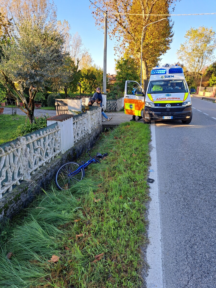 Ciclista travolto da un'auto mentre si reca al lavoro: automobilista si allontana e poi si costituisce