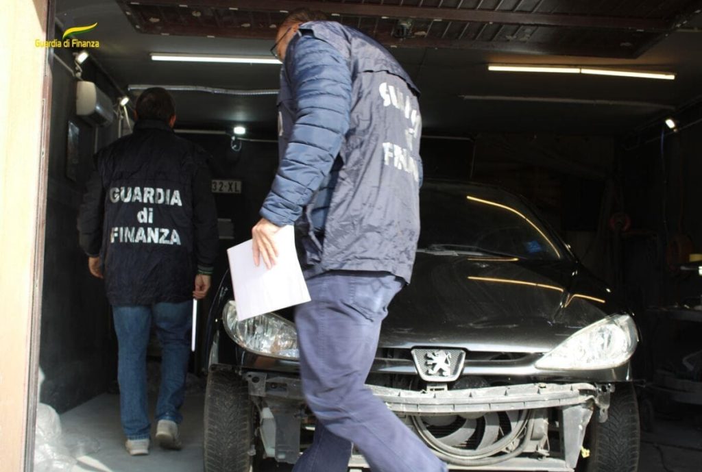 Carrozziere abusivo scoperto dalla Guardia di finanza: multa e sequestro delle attrezzature