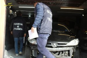 Carrozziere abusivo scoperto dalla Guardia di finanza: multa e sequestro delle attrezzature