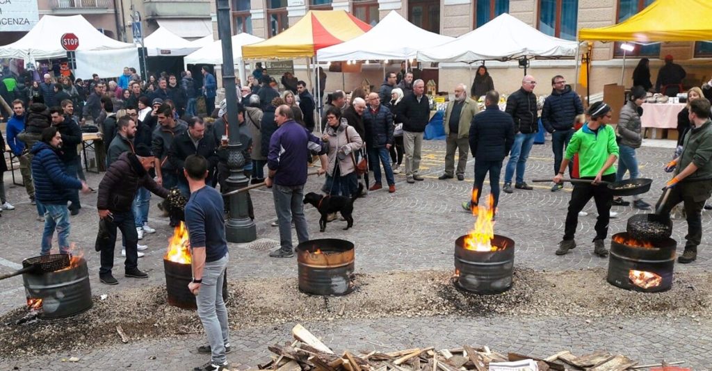 Antica Sagra de San Martin a Velo d'Astico, stand gastronomico, marroni e musica