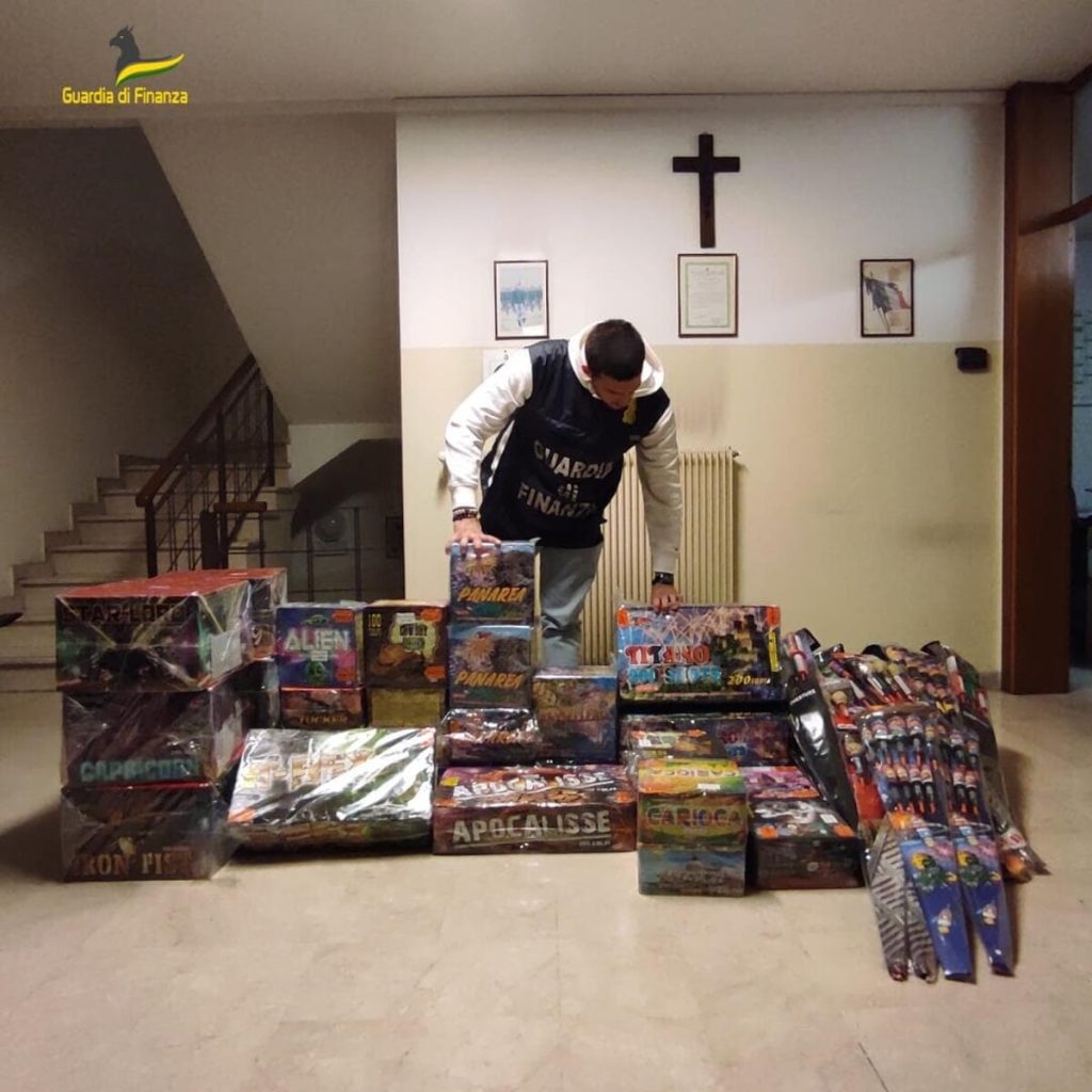 Fuochi d'artificio detenuti illegalmente a casa, i finanziari sequestrano un piccolo arsenale