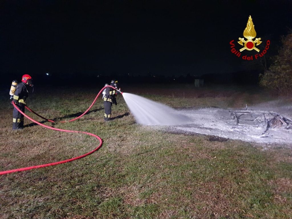 Brucia una roulotte abbandonata nel prato