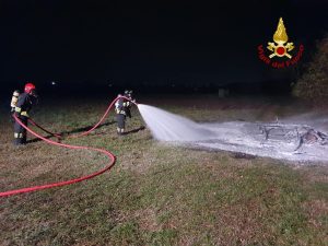 Brucia una roulotte abbandonata nel prato