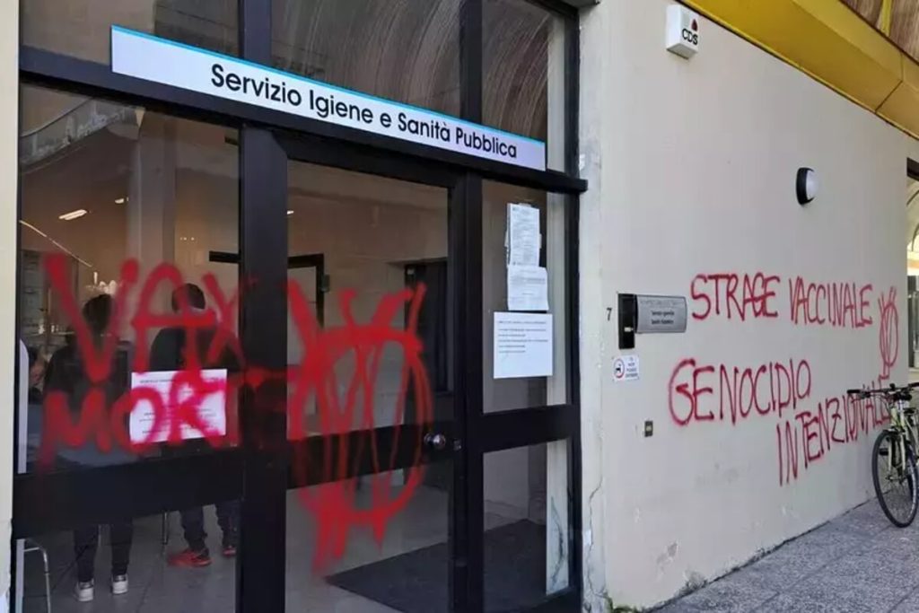 Imbrattata sede Ulss 8: scritte offensive e insulti sui muri