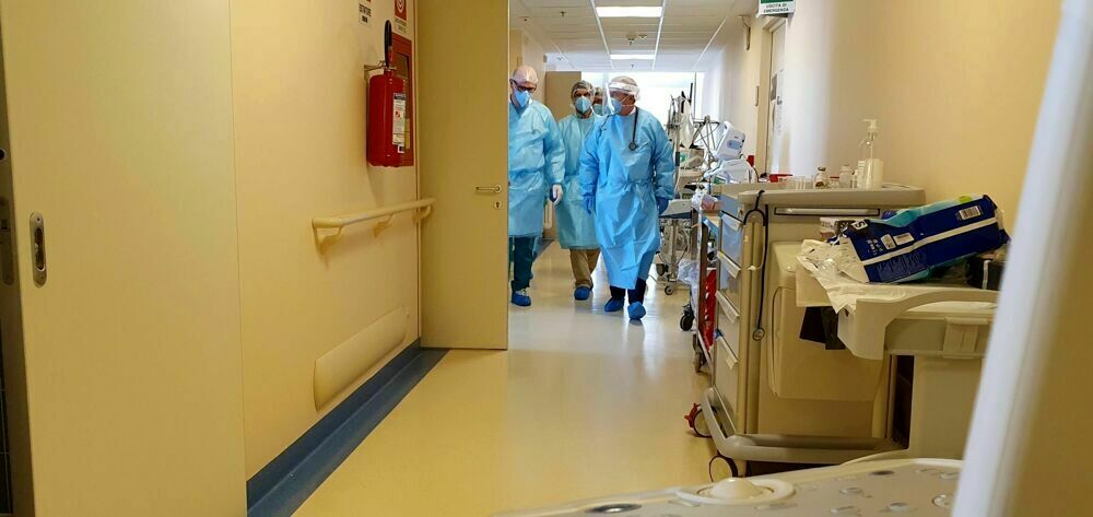 Ferite al cavo orale e lesioni agli organi interni: neonato seviziato dal padre resta in Terapia intensiva