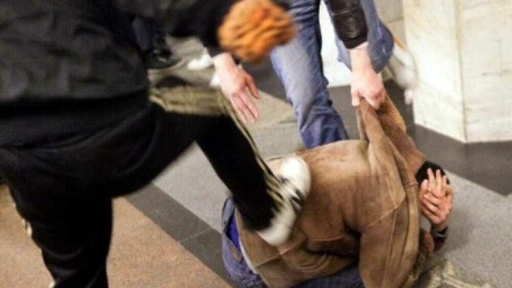 Calci e pugni ad un operatore di polizia fuori servizio: "Ti ammazzo fra'", Daspo a due giovani bassanesi