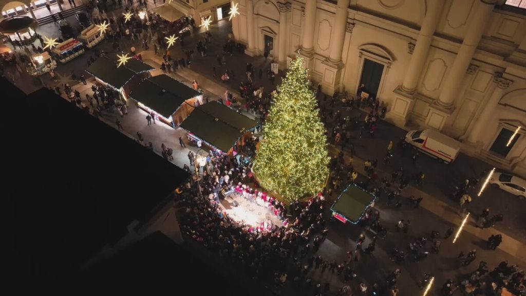 Un mega albero di Natale illumina Bassano: l'accensione
