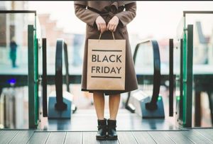 Black Friday, preoccupazione per i negozi del centro: "Il venerdì nero si mangia il Natale"