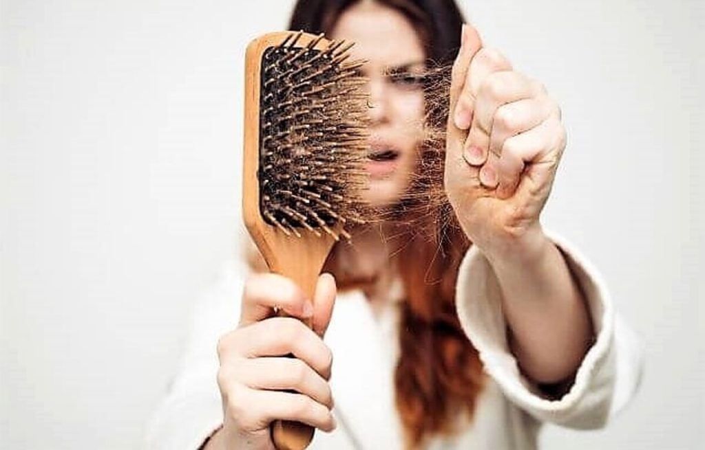 Perchè in autunno si perdono i capelli, ecco come farli ricrescere folti