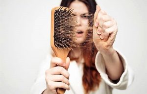 Perchè in autunno si perdono i capelli, ecco come farli ricrescere folti