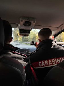 Rapinati nel parcheggio del bar, bottino da 50mila euro