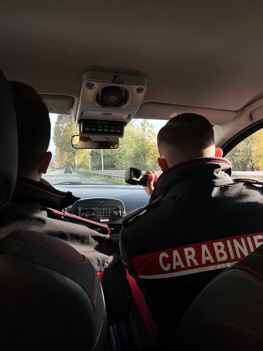 Rapinati nel parcheggio del bar, bottino da 50mila euro