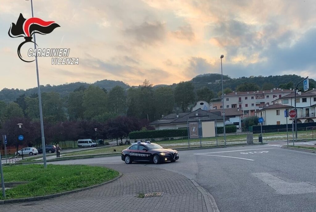 Picchia l'anziana madre: figlio in manette
