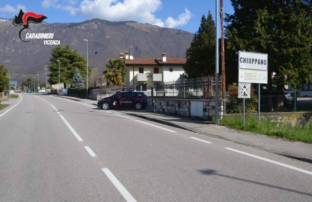 Si aggira in bici con fare sospetto: addosso e in casa quasi un etto di hashish