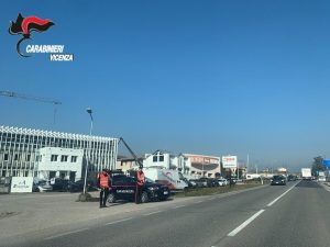 Furti di abiti firmati, i carabinieri arrestano il ladro