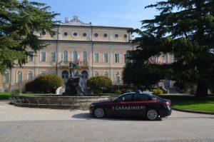 Cerca di affogare il figlio di due anni, il bimbo salvato dai carabinieri