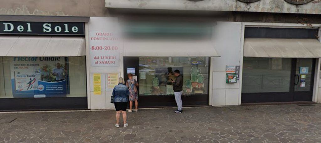 Anziano colto da malore alle Poste, salvato dal defibrillatore della farmacia accanto