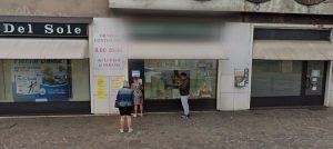 Anziano colto da malore alle Poste, salvato dal defibrillatore della farmacia accanto