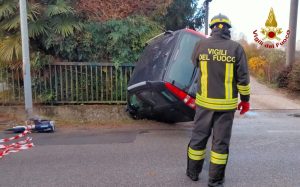 Auto tamponata finisce su un fianco: ferita la conducente
