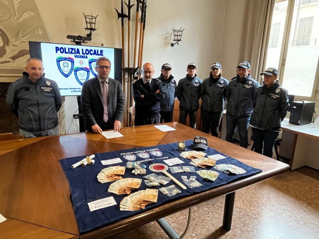 Spaccio alla fermata dell'autobus, arrestato un pusher