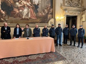 Assembramenti sospetti in bar e negozi: otto locali a rischio riduzione d'orario